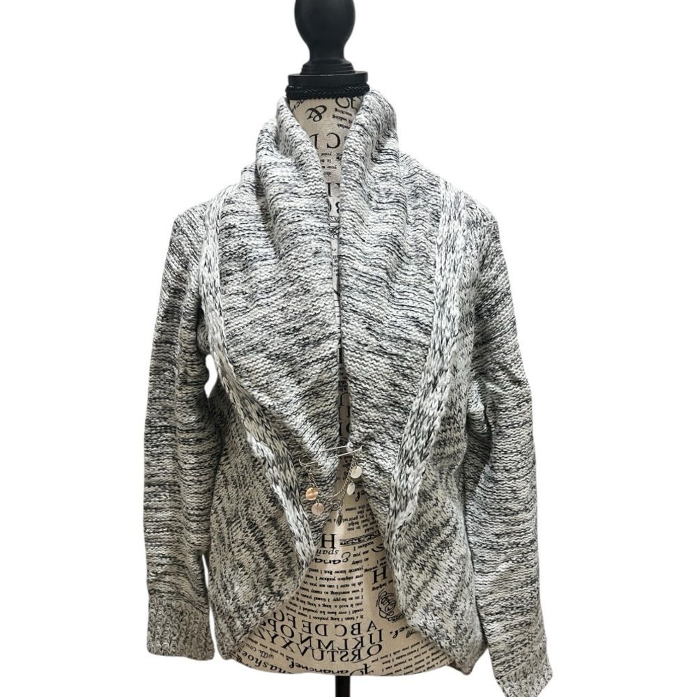NWT -Simonetta Cardigan Size Large with pin to hold together at waist